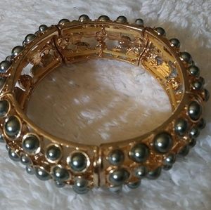 Gold tone stretch bracelet w/ grey pearls